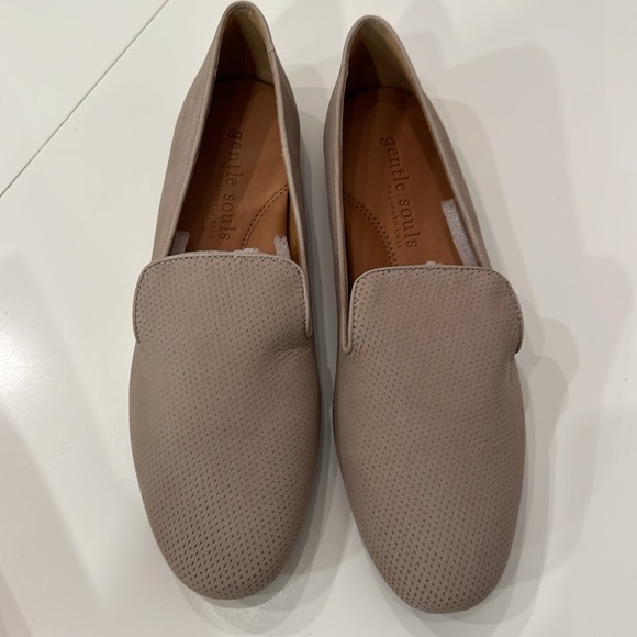 Gentle Souls by Kenneth Cole Women's Eugene 2 Perf Loafer Flat multiple sizes - Picture 2 of 7